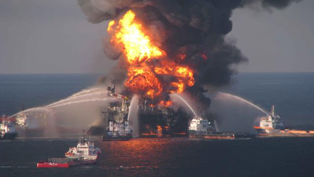 Naftas dziļurbuma sprādziens... Autors: Mūsdienu domātājs Neaizmirstamākās fotogrāfijas no katastrofām! TOP25