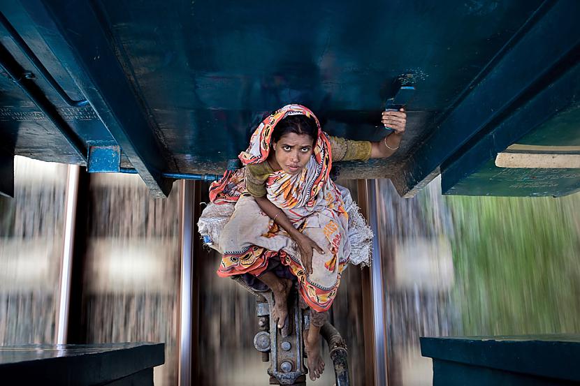 Sieviete Bangladescaronā brauc... Autors: Mūsdienu domātājs 2010. gada 25 spēcīgākie foto!!!