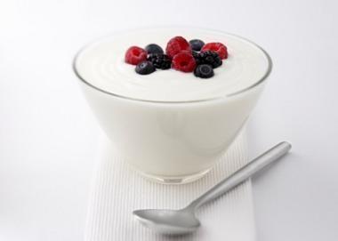 JogurtsParastajā jogurtā ar... Autors: bodyfitme Ēdieni,kas palīdz zaudēt svaru