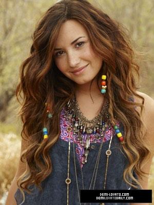 2011 Autors: Doolittle The evolution of: Demi Lovato.