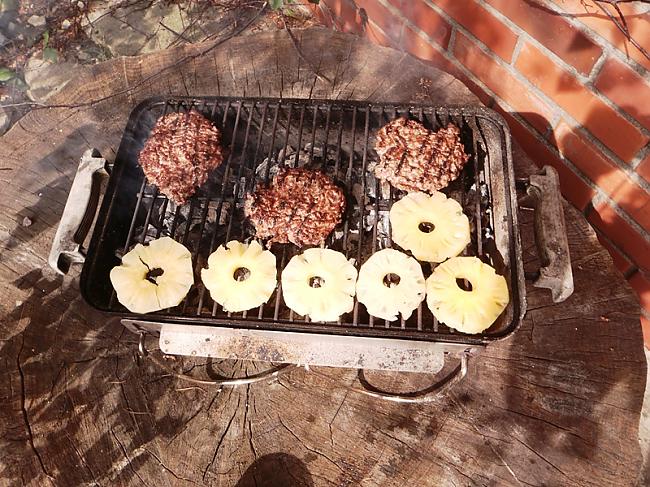 nedrīktam aizmirst ananāsus jo... Autors: Arkymac Real homemade Burgers