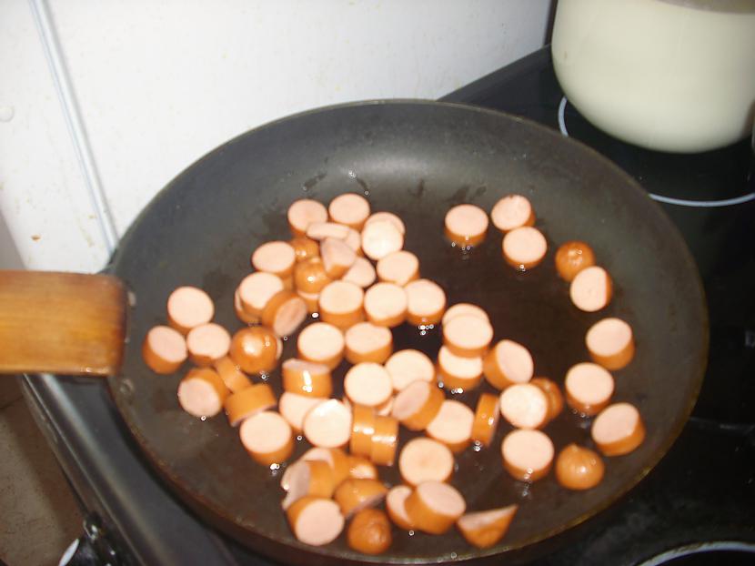 Apcepam cīsiņus ja ir var... Autors: Barbariisha Brokastu omlete ar piedevām