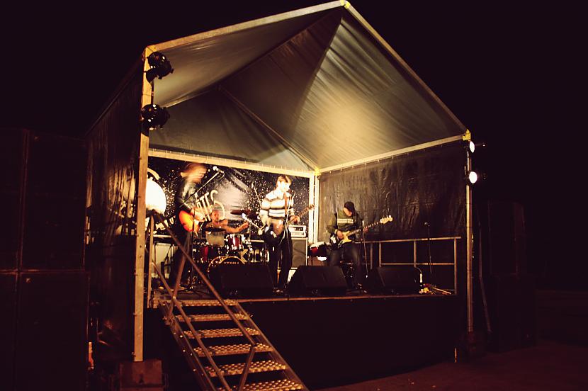 Mūzikas skatuve Esplanādē kas... Autors: Samaara Lietainā ''Baltā nakts 2012''
