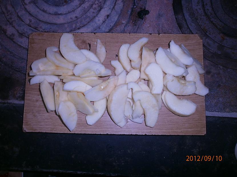 Sagriež ābolus Autors: Sausiņš Ābolu pīrāgs