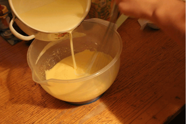 lēni maisot ielej olu... Autors: pinkice Crème Brûlée. Recepte ar gifiem