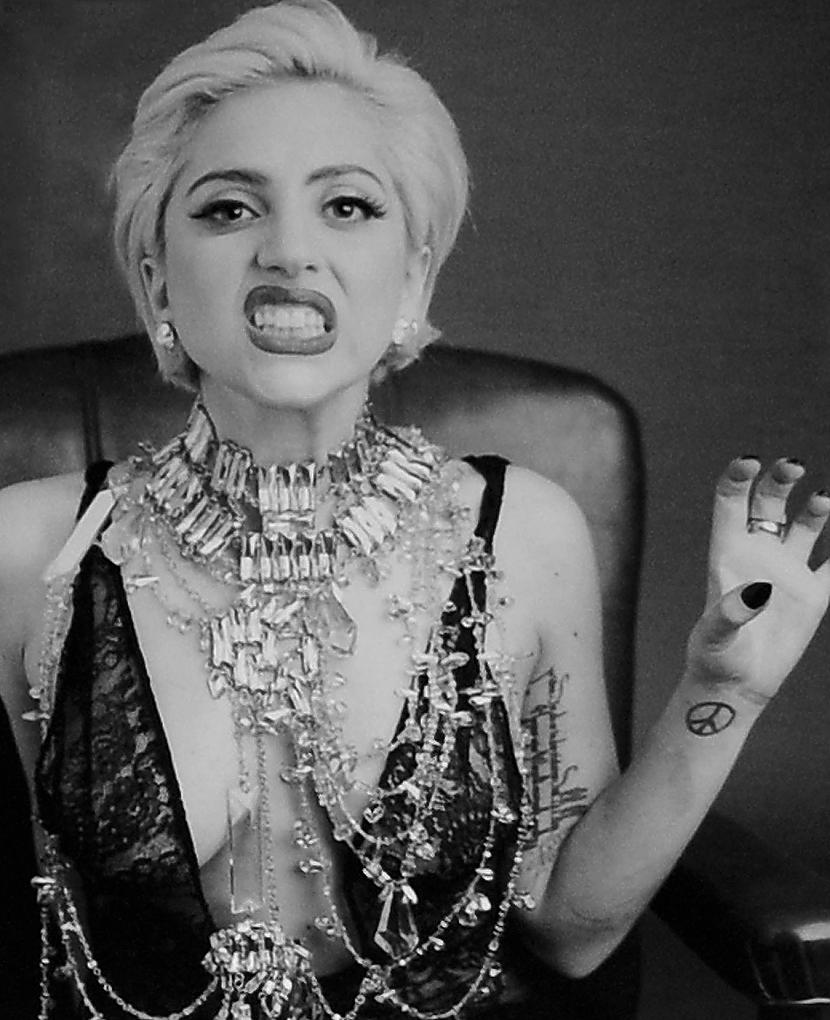 Lady Gagas tetovējums miera... Autors: BLACK HEART interesanti fakti par slavenībām !