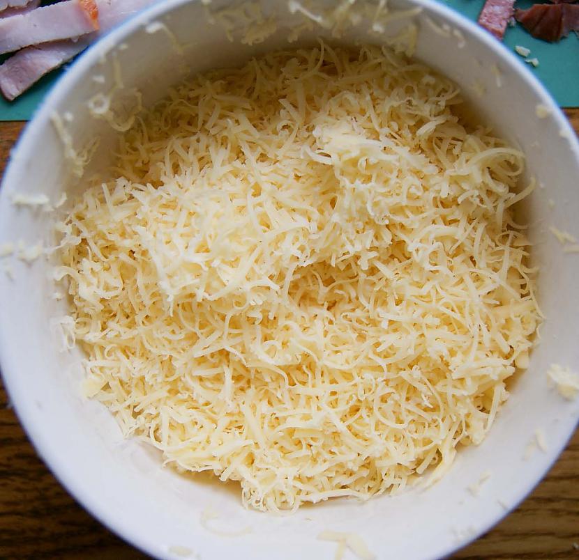 sarīvējam sieru Autors: fashiionable Pica ar kūpinātu šķinki un desu.