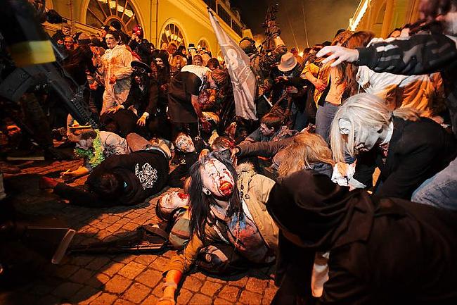  Autors: ORGAZMO Zombiju flashmob Sankt-Peterburgā.