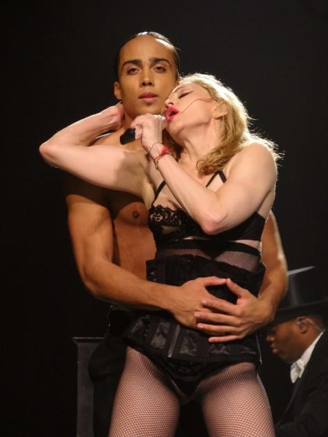 quotAtrados fanu zonā un... Autors: zegsī habit Madonna koncerta laikā atsedz ģenitālijas.