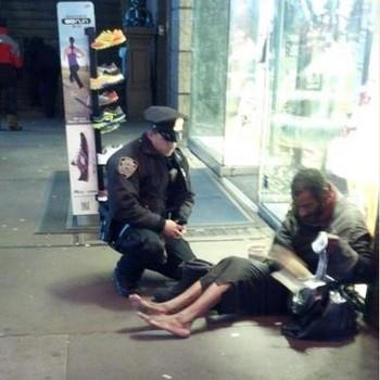  Autors: Colonel Meow Policists nopērk bezpajumtniekam kurpes