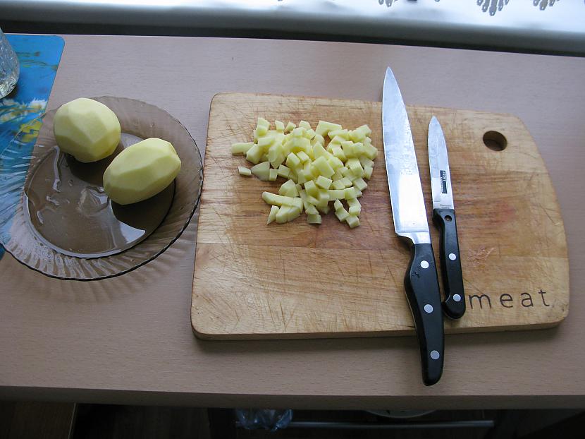 Nomizojam kartupeļus sagriežam Autors: Pels Pelisimo Krokodilu zupa :)