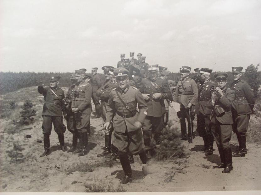 1939g mūsējie ar amatbrāļiem... Autors: sliipetais Latvijas armija fotogrāfijās(1920.g-1940.g.)