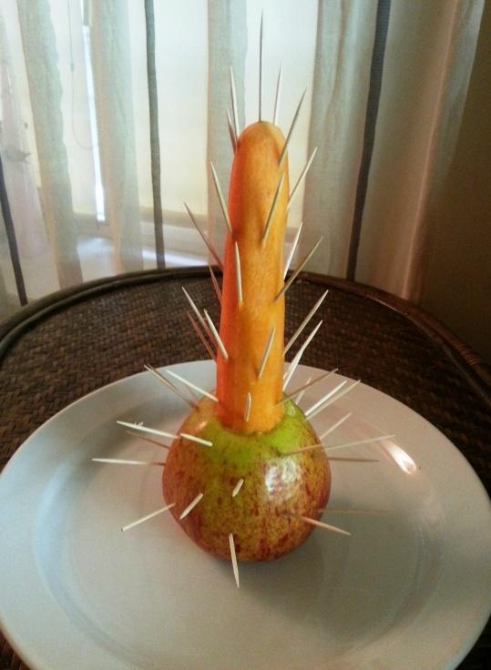 Ņemam pamatīgu ābolu un tikpat... Autors: Fosilija Interesanta svētku egle.