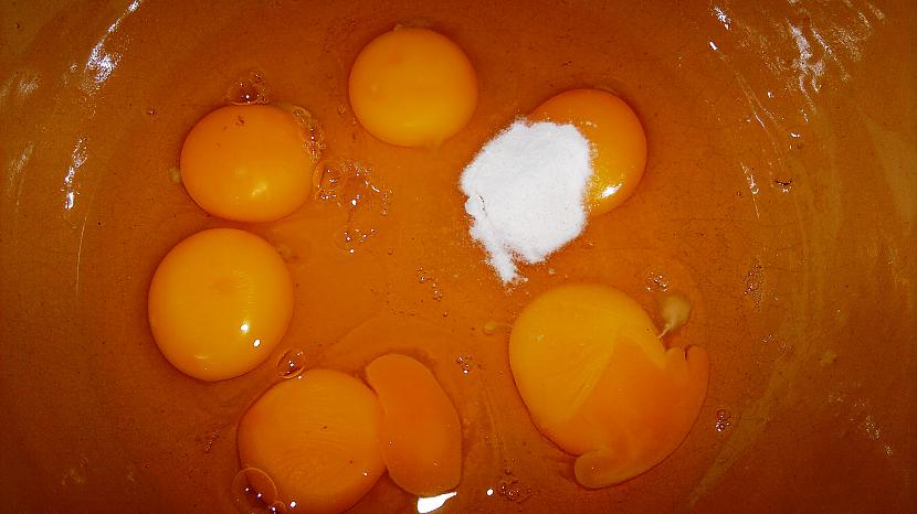 Iesitam bļodā 6 olasun pusi... Autors: Ragnars Lodbroks Gardās vafeles ar "knifiņu"...