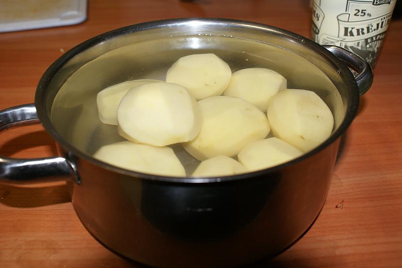 Vispirms uzliek vārīties... Autors: zlovegood Iespējams, labākais veids, kā pagatavot ceptus kartupeļus