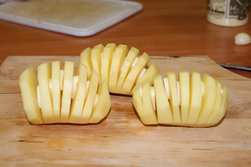 Tad scaronīs ķiploku ripiņas... Autors: zlovegood Iespējams, labākais veids, kā pagatavot ceptus kartupeļus