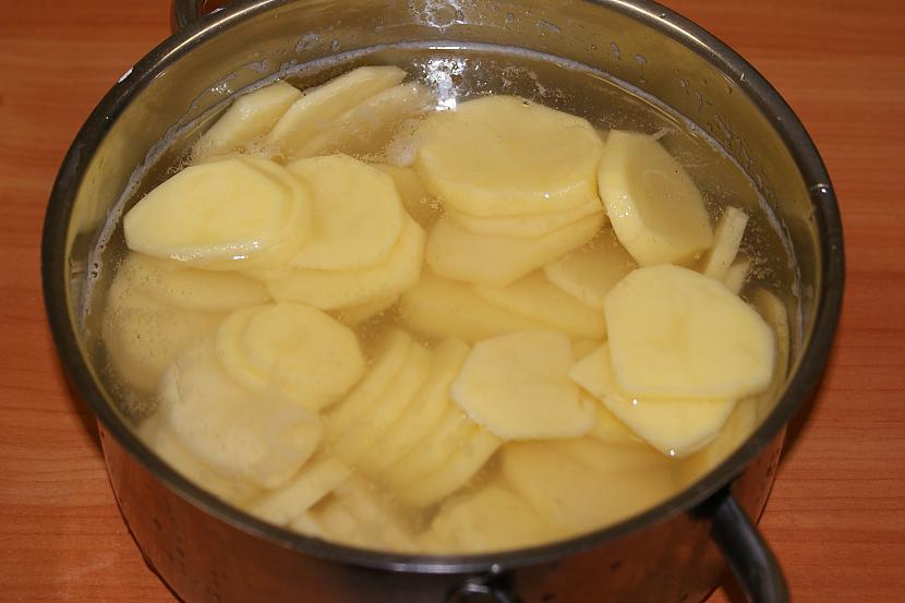 un liek tīrā aukstā ūdenī Autors: zlovegood Kartupeļu sacepums ar gaļu (bez Maggi utml.)