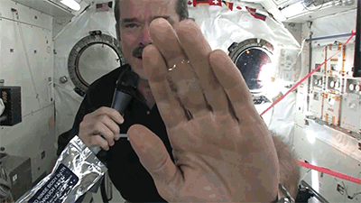 Satver scaronķidruma burbuli... Autors: Fosilija Kā nomazgāt rokas kosmosā?