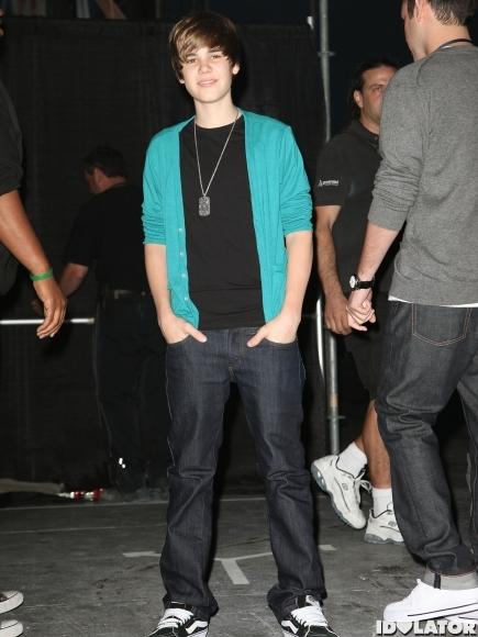 Wearing his signature dog tag... Autors: Fosilija Justin Bieber’s Style Evolution: 2009