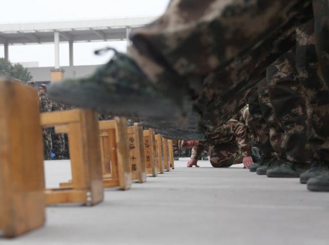  Autors: jumpduckfuckup Kā ķīnieši tiek trenēti armijā.