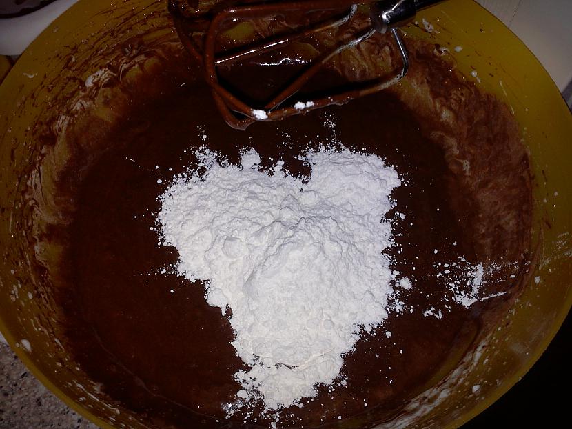 Ieber miltus un kanēli gt  Autors: ŠmukāSenča Darbojamies virtuvē - vienkāršā šokolādes kūka