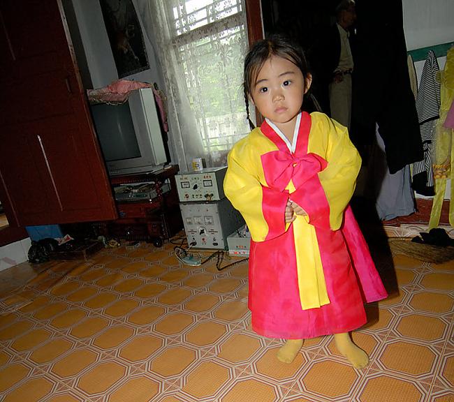 Paraugbērns no paraugkolhoza... Autors: Raziels Ziemeļkoreja, kāda tā ir