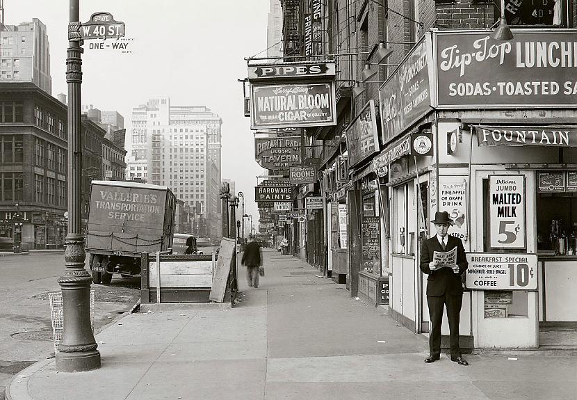 Vīrietis Ņujorkā lasa avīzi uz... Autors: NakedLemon Bildes no vēstures