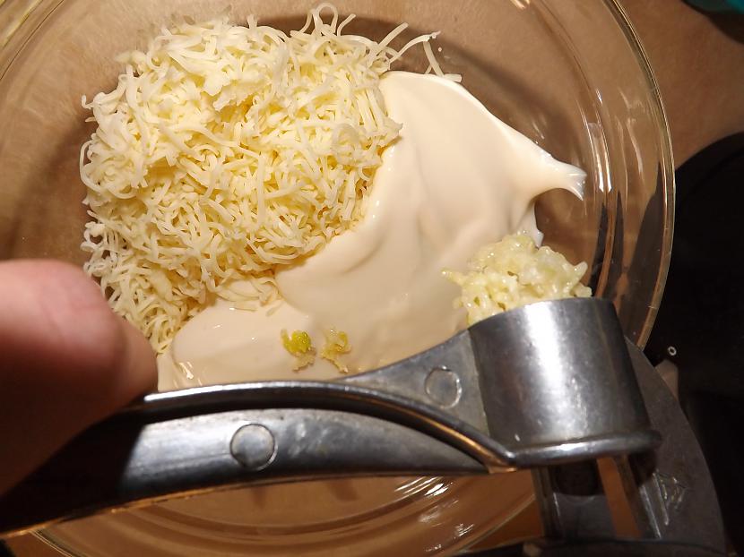 Sarīvējam sieru izliekam... Autors: Maizīīte Čipsi ar siera bumbiņu