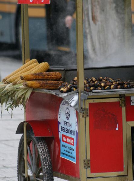 Grilēta kukurūza un ēdamie... Autors: ziizii Uzkodas uz ielām