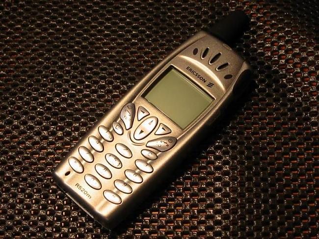 Ericsson R520m bija pirmais... Autors: Fosilija Mobilo telefonu attīstības vēsture