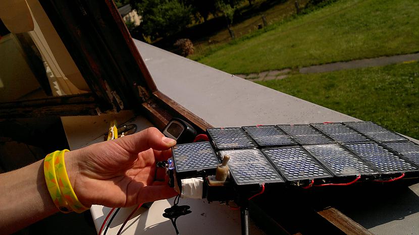 Lūk arī saules panelis Tos... Autors: DrPePeR Telefona lādēšana izmantojot zaļo enerģiju.