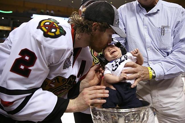 Mīlestība Autors: Hokeja Blogs Foto: Čikāgas “Blackhawks” svin Stenlija kausa iegūšanu