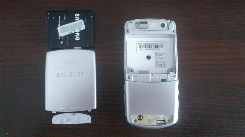 Noņemam baterijas pārsegu un... Autors: Fosilija Samsung U700 izjaukšana un taustiņu atdzīvināšanas mēģinājum