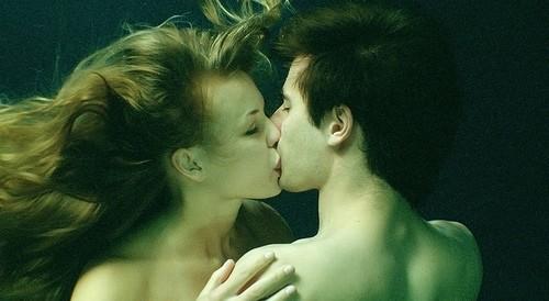 12 Slapjais skūpstsScaronis ir... Autors: chattergirl Skūpsti.