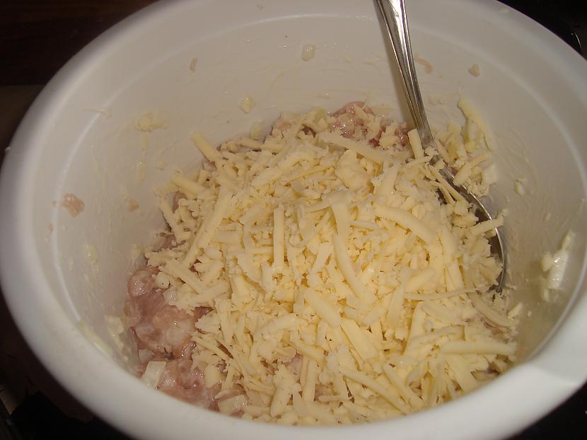 Pieliek 120g sarīvēta siera Autors: ziizii Vistas-siera kotletes ar krāsnī ceptiem kartupeļiem