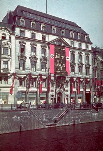 Plakāti kas nokarājas no ēku... Autors: DEMENS ANIMUS Ādolfa Hitlera 50 gadu jubilejas fotogrāfijas.