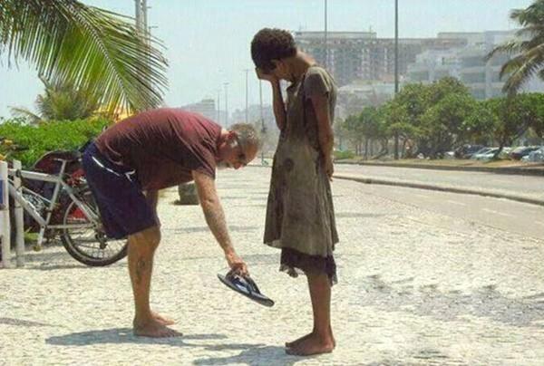 Vīrietis atdod savus apavus... Autors: Fosilija Ir labi cilvēki šai pasaulē!