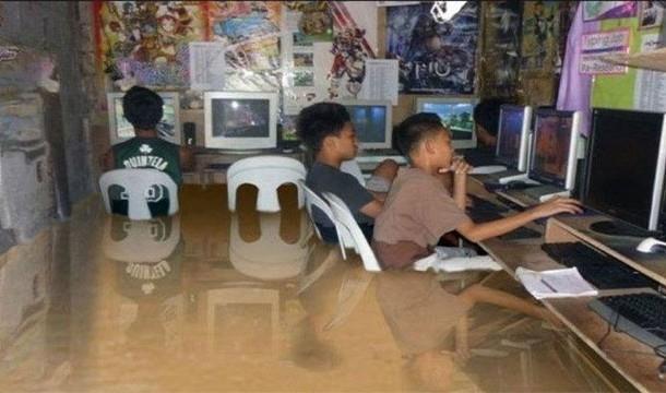 Bērni pie datoriemScaronis... Autors: Raziels Fake