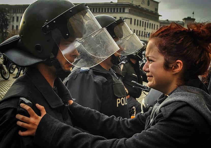 Policists un protestētāja... Autors: Fosilija Labestību vardarbības vietā