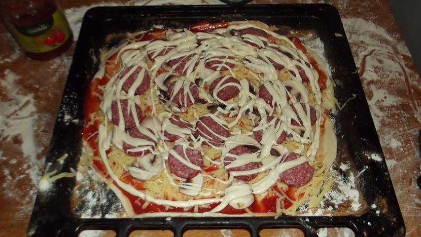 Saliekam ķiplokus salami... Autors: Tarhūns Būvējam picu.