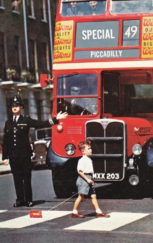 Zēns scaronķērso Londonas ielu... Autors: Bbug Spēcīgas bildes