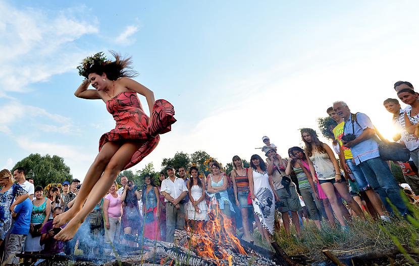 Sieviete lec pāri ugunskuram... Autors: Man vienalga 17 Pēdējā gada aizraujošākās un aizkustinošākās bildes! #2