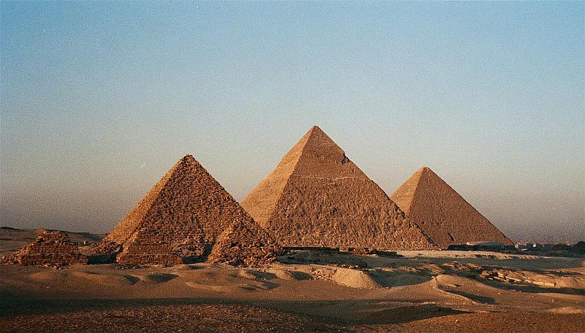 Protams piramīdas  joprojām... Autors: Enrike Iglesiass Citplanētieši pasaules vēsturē...
