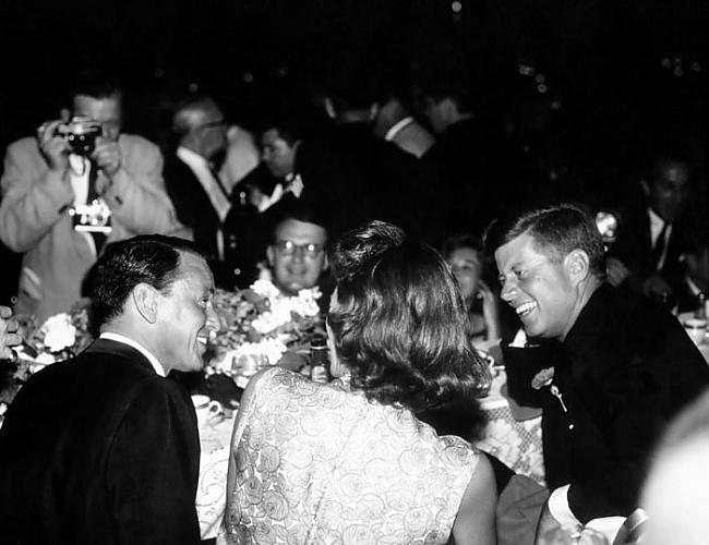Frenks Sinatra un Džons... Autors: Uldis Siemīte 2#   25 veco laiku slavenību fotogrāfijas par kurām tu nenojauti