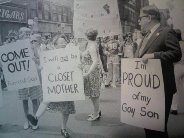 Vecāki atbalsta geju un... Autors: Uldis Siemīte 25 vēsturiski foto ,kuri aizsāk mūsdienas