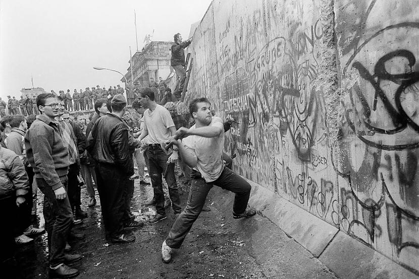 Berlīnes mūra... Autors: Fosilija Fotogrāfijas, kuras izmainīja pasauli!