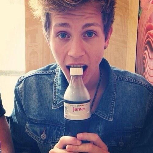 Džeimsa mīļākā krāsa ir... Autors: Wikaa The Vamps