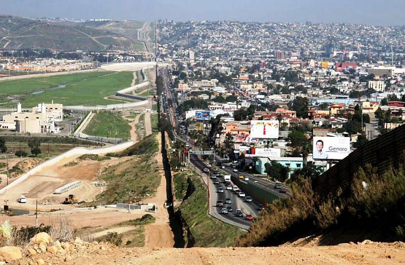 Meksikas un Amerikas robeža Autors: Man vienalga 40 Tiešām interesanti attēli!