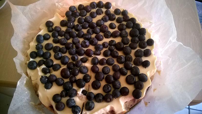 Kūka praktiski gatava pārberam... Autors: TheMikusa Siera kūka ar mellenēm!