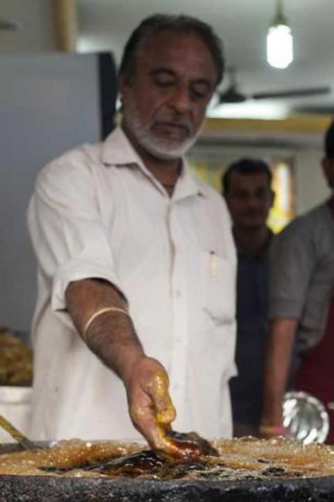  Autors: pukamagone Indijas šefpavārs gatavo zivi pašā neparastākajā veidā
